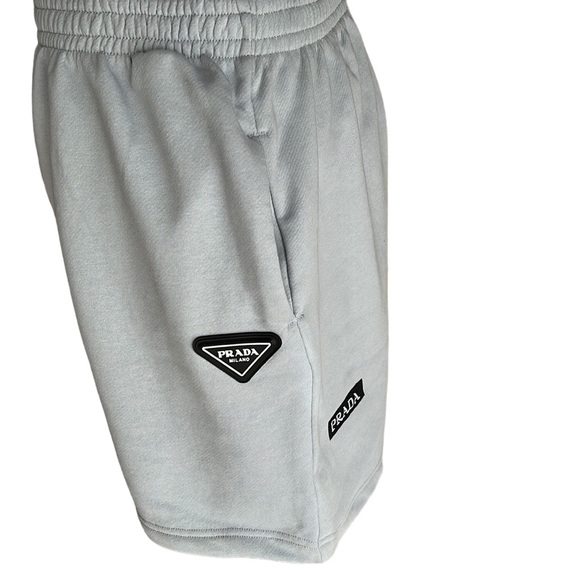 📍SALE📍〰️Prada〰️ logo-patch sleeveless women’s hooded jacket and shorts 🔥 - Picture 4 of 9